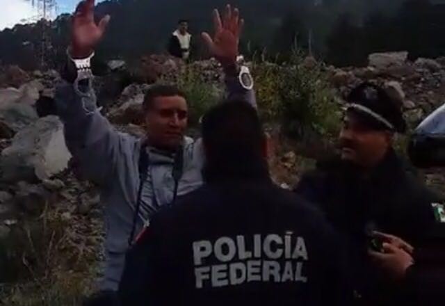 Federales detienen a prensa