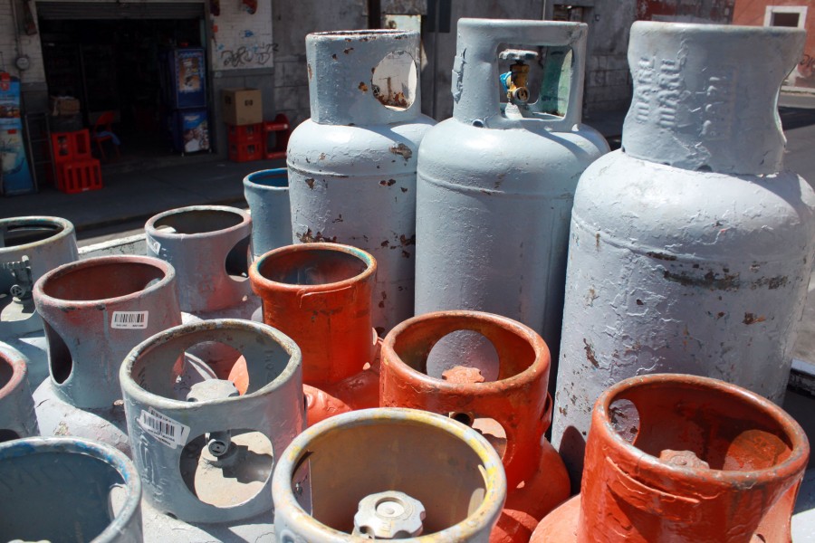 Suben tarifas de luz y liberan precios de gas LP