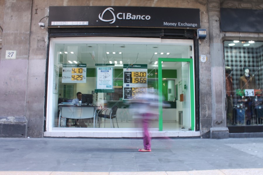 Cierra el dólar actividades en 19.65 pesos