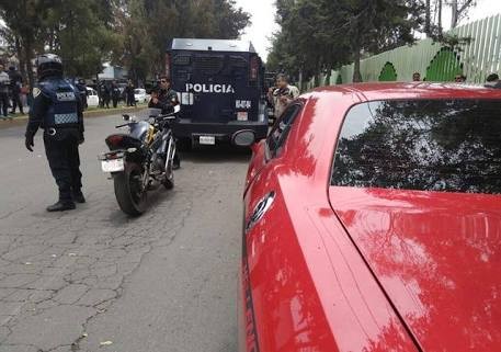 Remiten ante PGJ-CDMX a sujetos que transportaban en Tláhuac, fajos de billetes