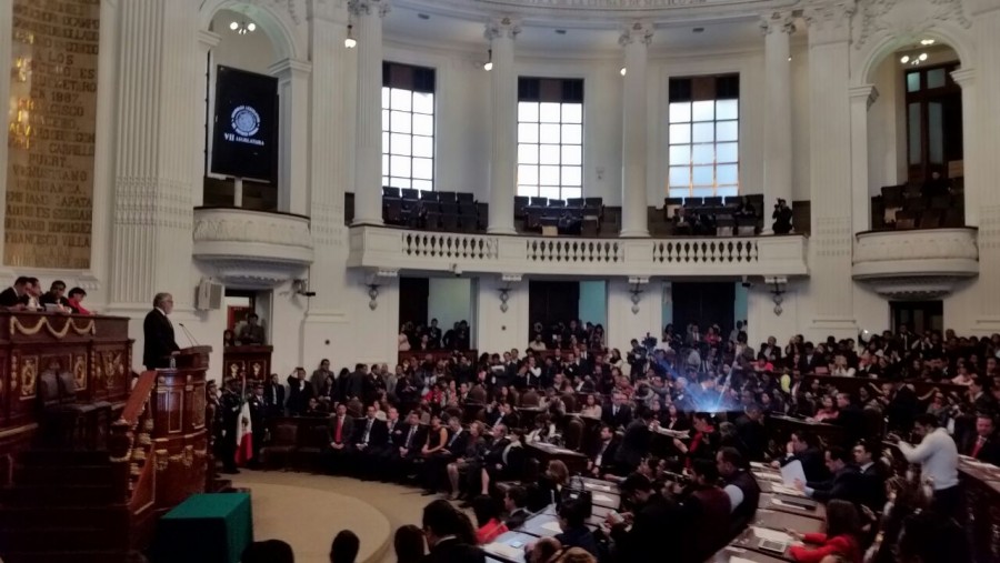 Una sesión solemne en la ALDF para recibir la Constitución, y para firma de autógrafos