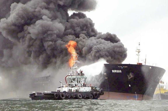 Buquetanque en llamas no es un peligro: PEMEX