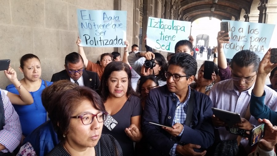En Iztapalapa el sismo agudizó la crisis de agua. Se pelea el líquido a punta de pistola