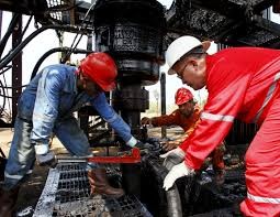 Pacta OPEP reducir producción de crudo