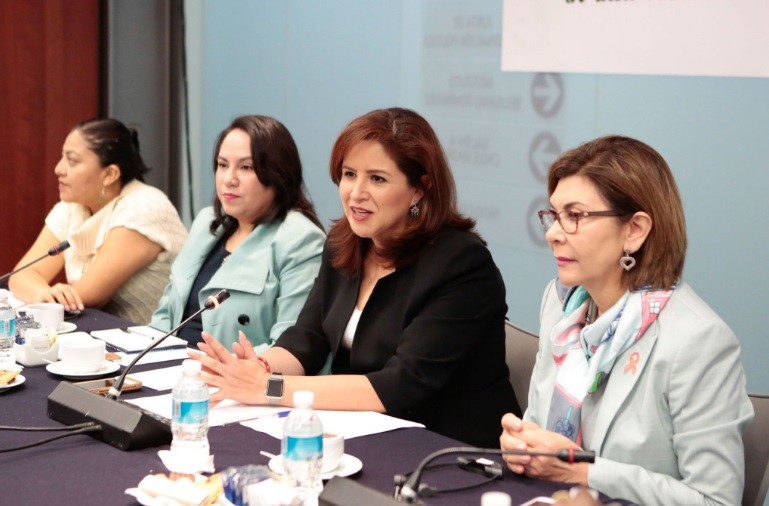 Senadoras discuten sobre violencia de género en conversatorio