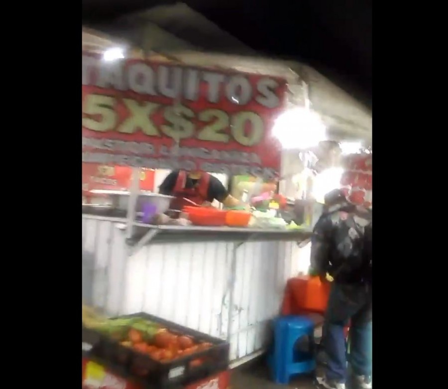 Denuncian que puestos ambulantes bloquean ciclovía fuera de Metro San Joaquín