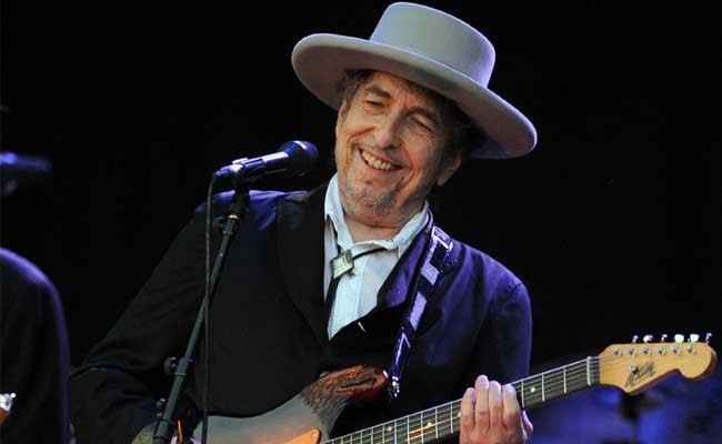 Bob Dylan reconoce el Nobel Literatura por unos instantes