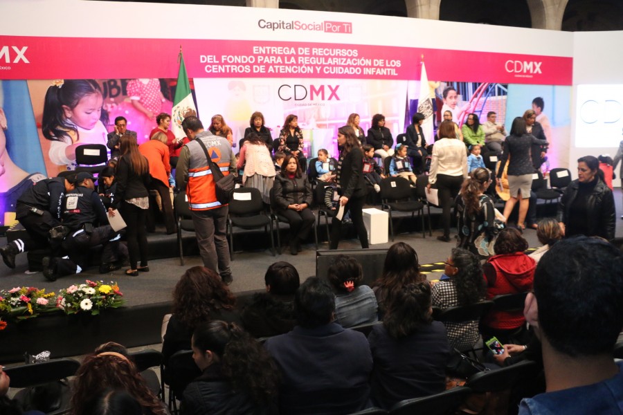 Entrega Mancera apoyo a Centros de Atención Infantil