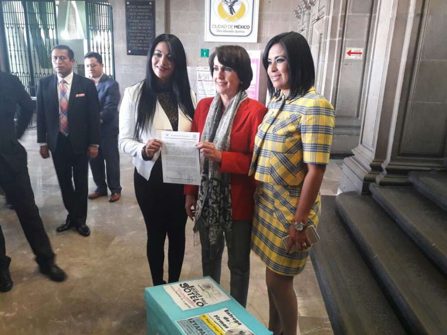 Entregan firmas recabadas por derecho al agua