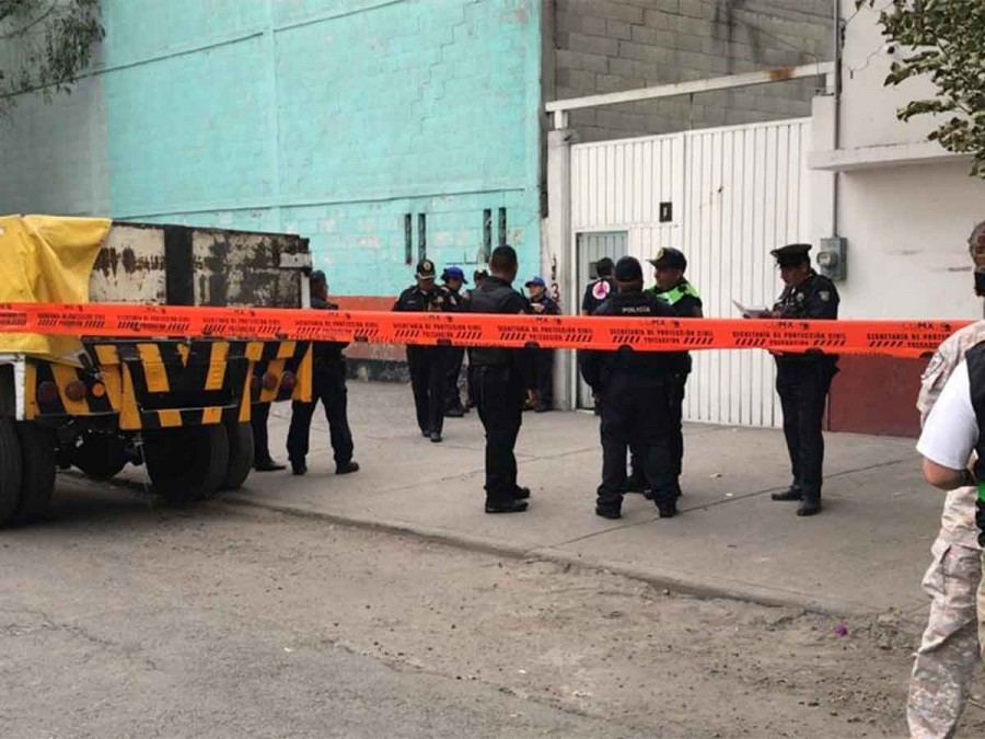 Cierran calle en Iztacalco tras encontrar toma clandestina