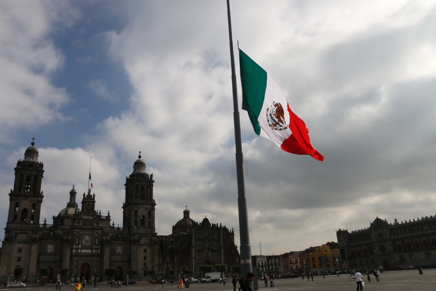 Bandera del ZÃ³calo a media asta en seÃ±al de luto