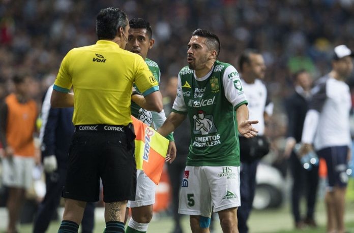 León muestra su inconformidad por expulsión a Fernando Navarro