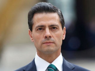Coordinadora Nacional Plan Ayala protestan ante Peña Nieto a su llegada a Durango