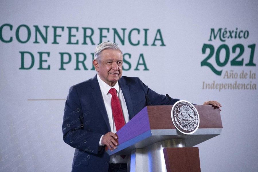 AMLO registra fiebre y síntomas mínimos por COVID