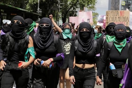 Sin incidentes mayores concluye marcha de feministas; exigen justicia por asesinato de Victoria