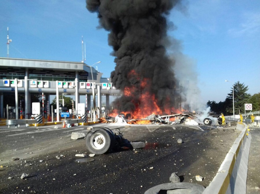 Un muerto tras volcadura de trailer en la México-Toluca