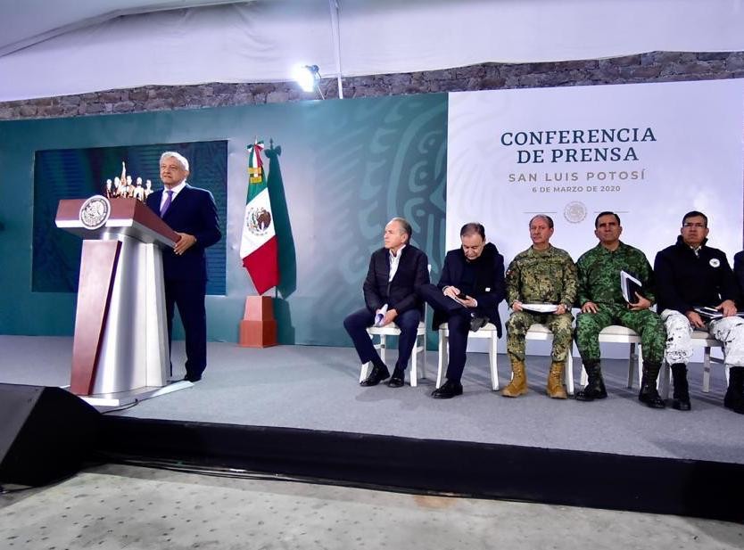 AMLO se declara humanista antes que feminista