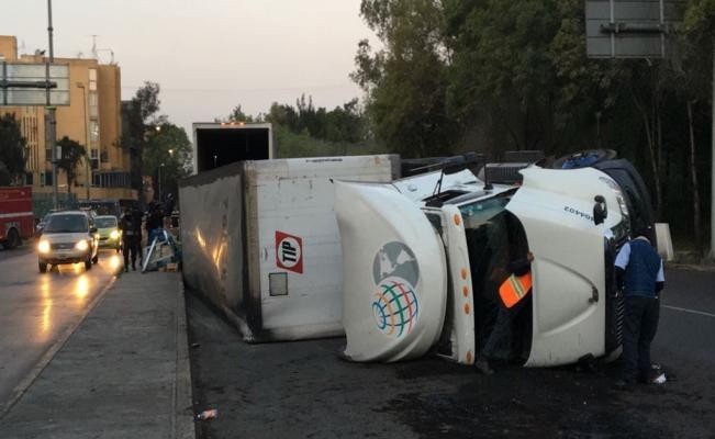Tráiler vuelca a la altura de La Raza