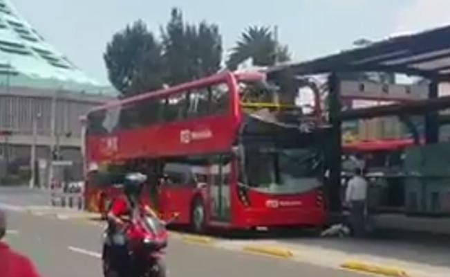 Unidad de doble piso choca en Línea 6