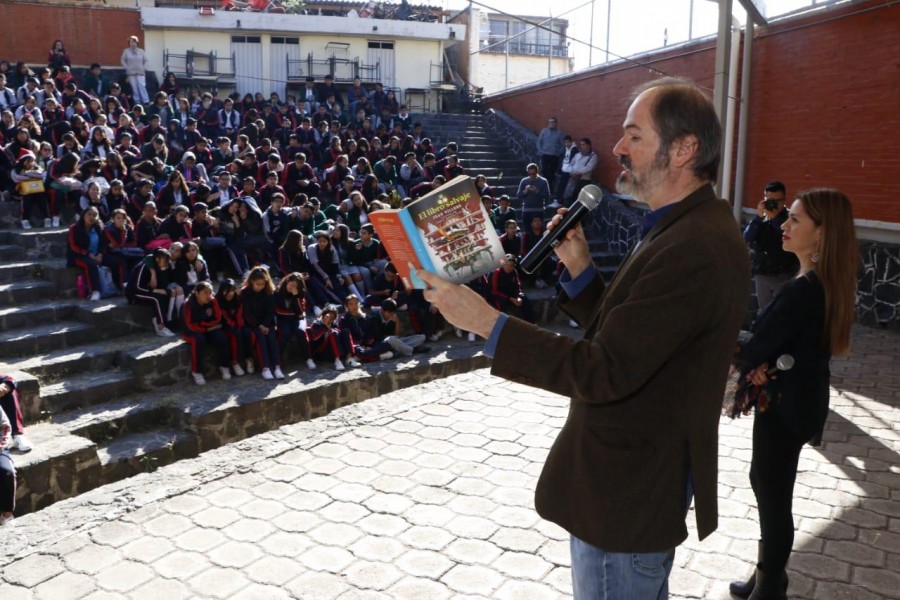 Participa Juan Villoro en Lunes por la Educación