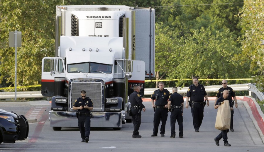 Hallan 34 mexicanos entre los 39 migrantes abandonados en tráiler de Texas: SRE