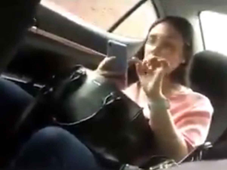 Amenaza y agrede mujer a chofer de Uber