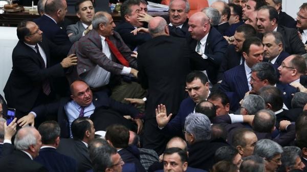Pelea campal en el Parlamento turco