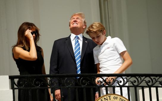 Trump vuelve a ser criticado por no utilizar protección durante el Eclipse Solar