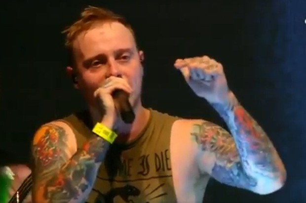 El cantante Sam Carter se indigna en concierto ante una agresión sexual