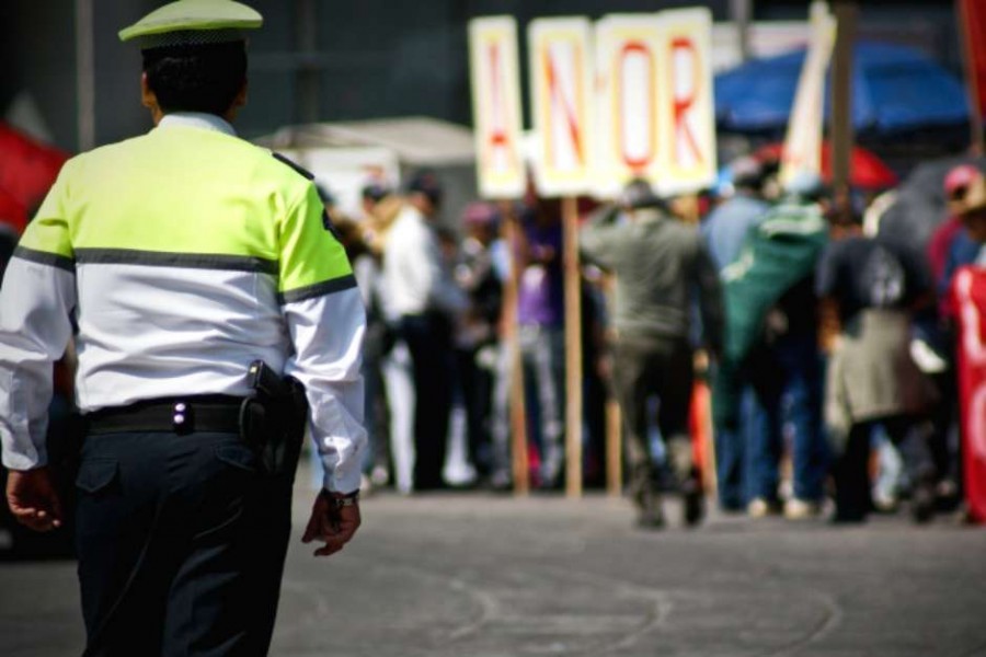 Marchan hacia el Monumento a la Revolución