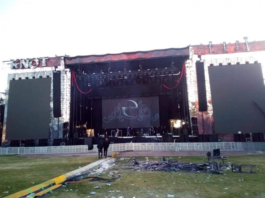 Incendian escenario y equipo tras cancelación de concierto en Knotfest