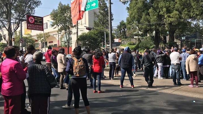 Padres de familia bloquean avenida Insurgentes