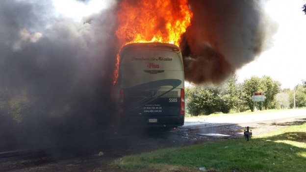 Incendian normalistas autobús en Michoacán