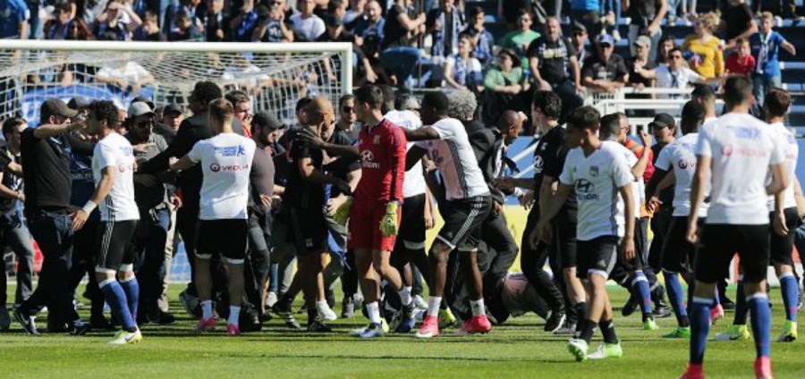 Hinchas del Bastia agreden a jugadores del Lyon