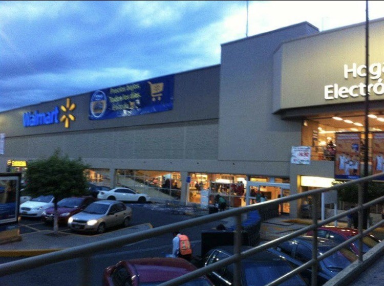 Pistoleros roban Walmart de Tlalpan