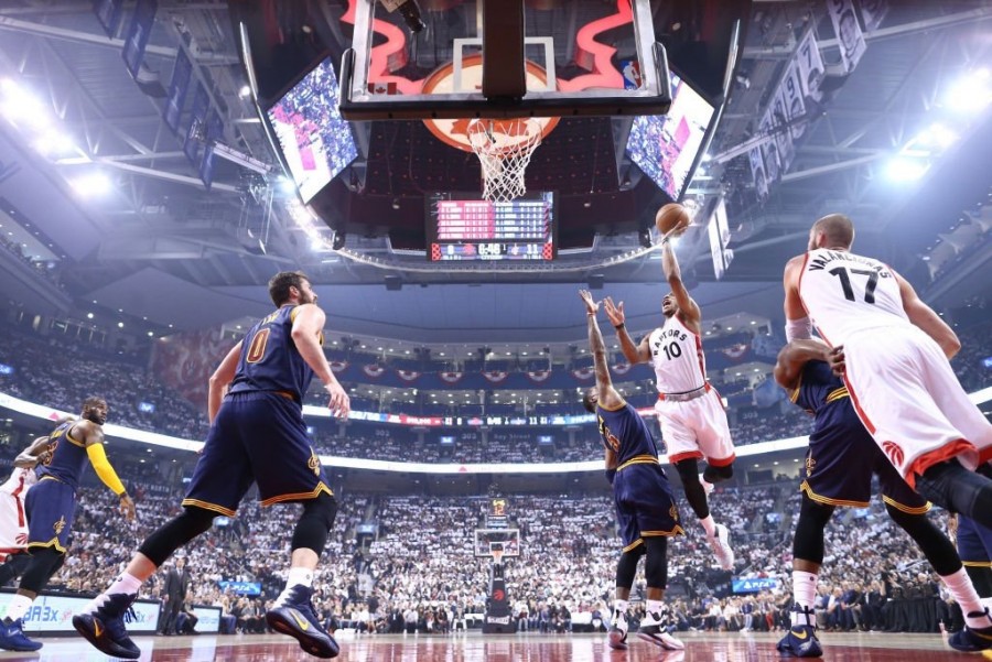 LeBron James guía a los Cavs a victoria ante Raptors en el juego 3