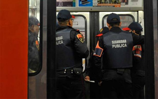 Usuarios del Metro golpean a sujetos para retenerlos por robo