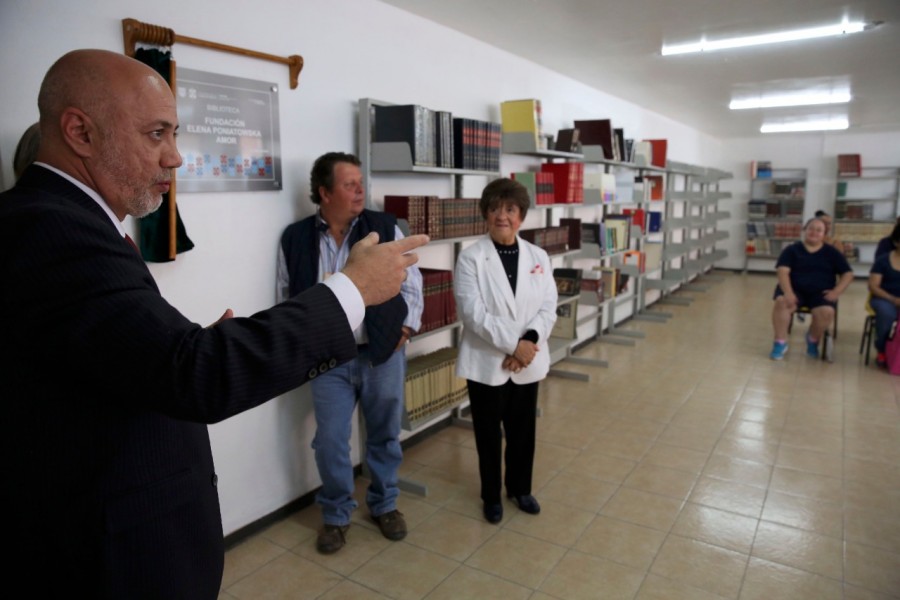 Dona fundación Elena Poniatowska 1526 libros al Centro Femenil de Tepepan