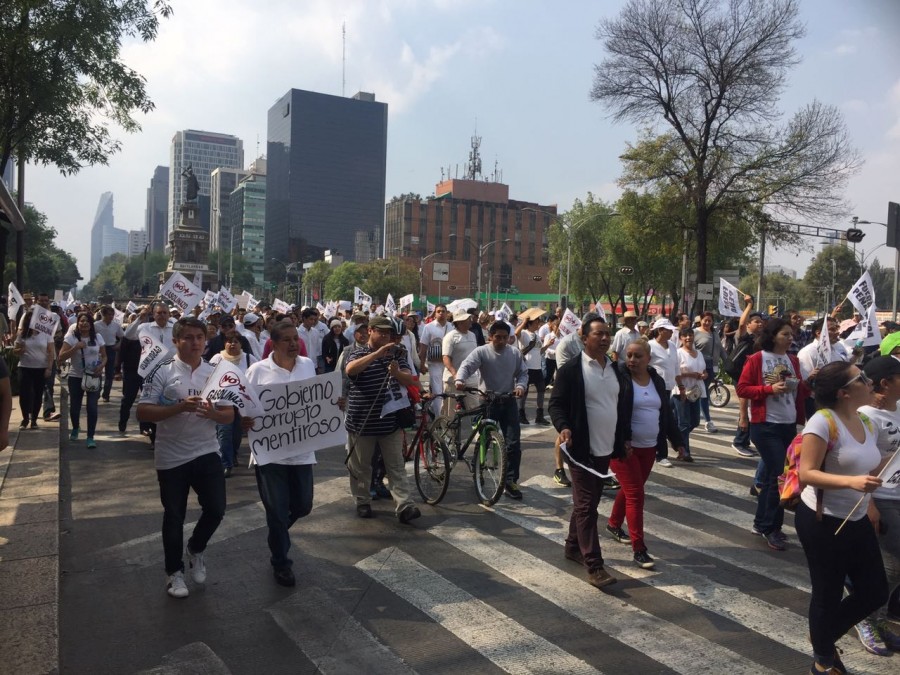 Protestan capitalinos por aumento a la gasolina