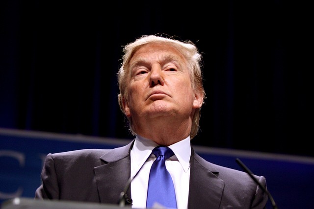 Reciben a Donald Trump con abucheos
