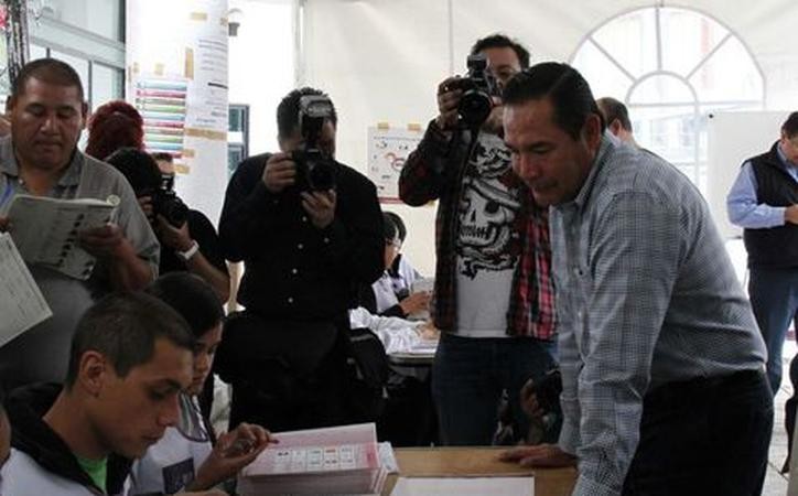 Secretario de Sedesol asiste a urna y no vota, se le venció credencial