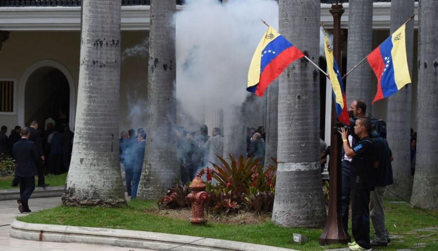 Grupos de choque irrumpen con violencia y golpean a diputados en Congreso de Venezuela