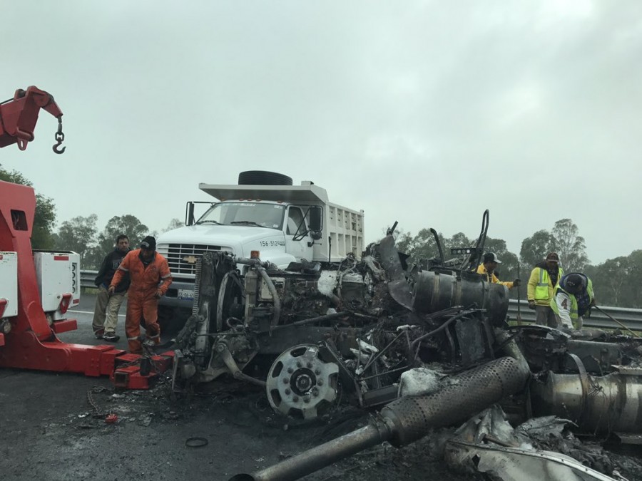 Se incendia tráiler en la carretera México-Querétaro