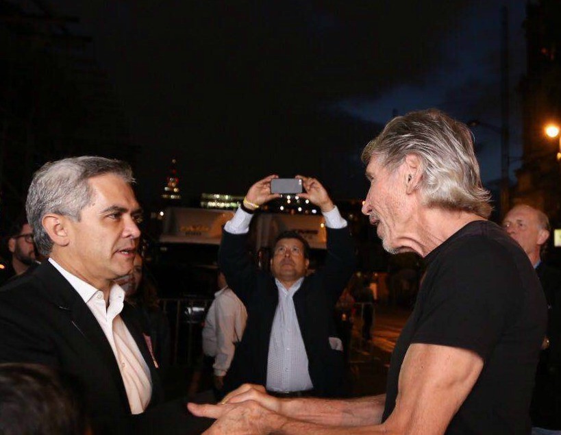 Mancera se encuentra con Waters en Zócalo
