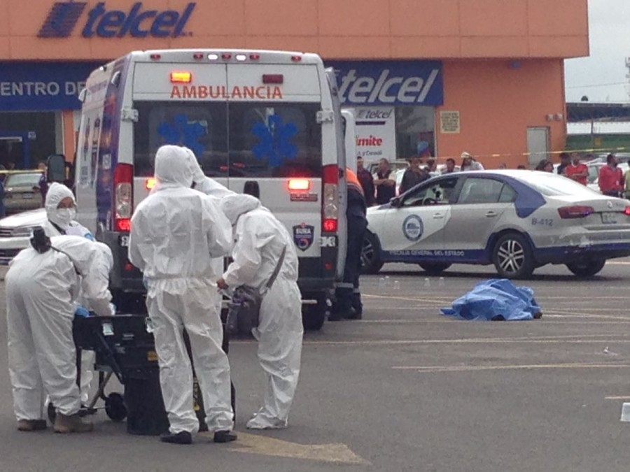 Muere sujeto en balacera en centro comercial de Puebla
