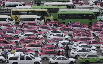 Provoca caos vial bloqueo de taxistas frente a estación Nezahualcóyotl