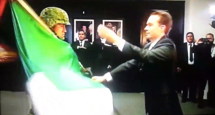 Arrebata soldado bandera a Manuel Velasco