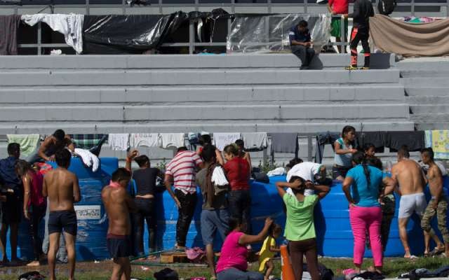 Integrantes de la caravana migrante se reúnen con senadores