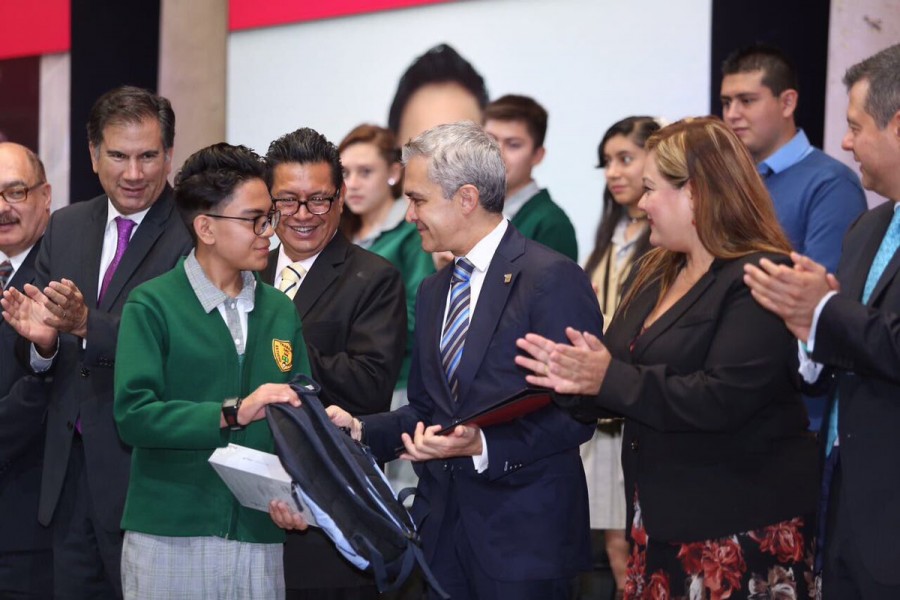 Alumnos de excelencia construyen la capital CdMx: Mancera