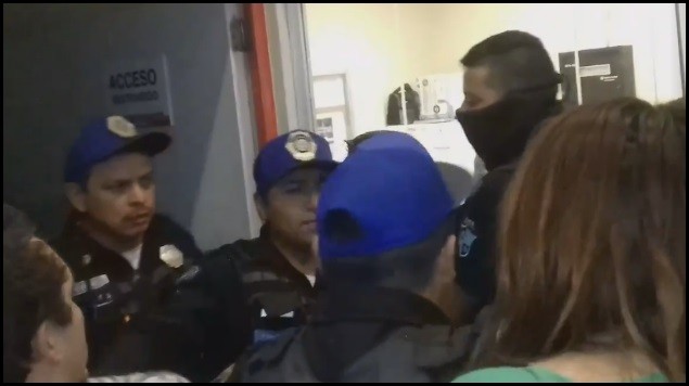 Golpea hombre a una mujer por asiento en el suburbano